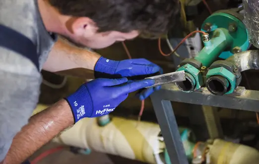 Ausbildung zum Anlagenmechniker/in bei SWM Azubi zum Anlagenmechaniker mit Feile in der Hand bei der Arbeit
