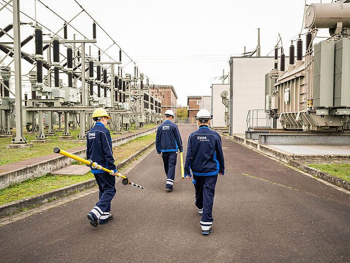 Elektroniker Auszubildender und SWM Mitarbeiter im Umspannwerk