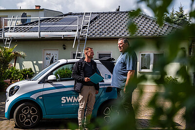 SWM PV Anlage auf Einfamilienhaus in Magdeburg mit Eigentümer und SWM Berater davor