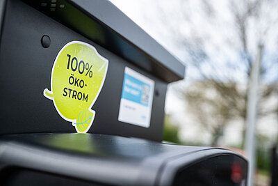 Grüner Aufkleber "100% Öko-Strom" an E-Ladesäule