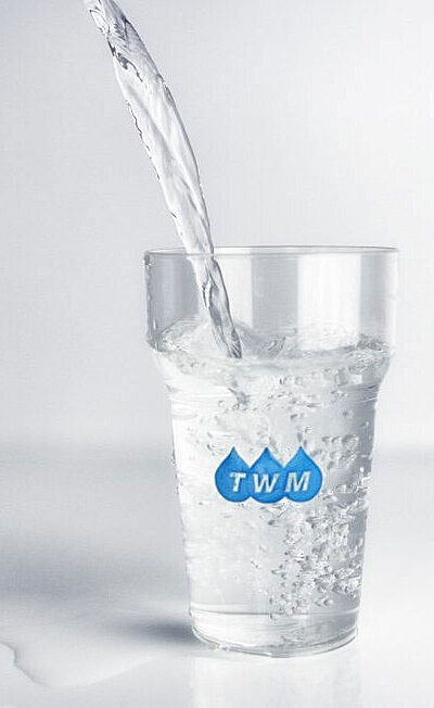 Wasser wird in einen Becher mit TWM Logo