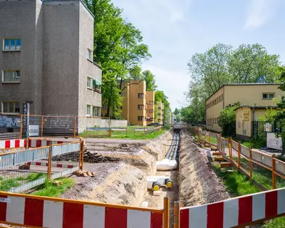 Baustelle Fernwärmetrasse Beimssiedlung Die Baustelle der Fernwärmetrasse in der Magdeburger Beimssiedlung in eingezäunt. Erste Leitungen sind schon verlegt