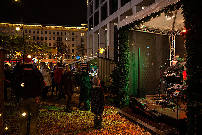 Bühne auf dem SWM Weihnachtsmarkt mit Musikern