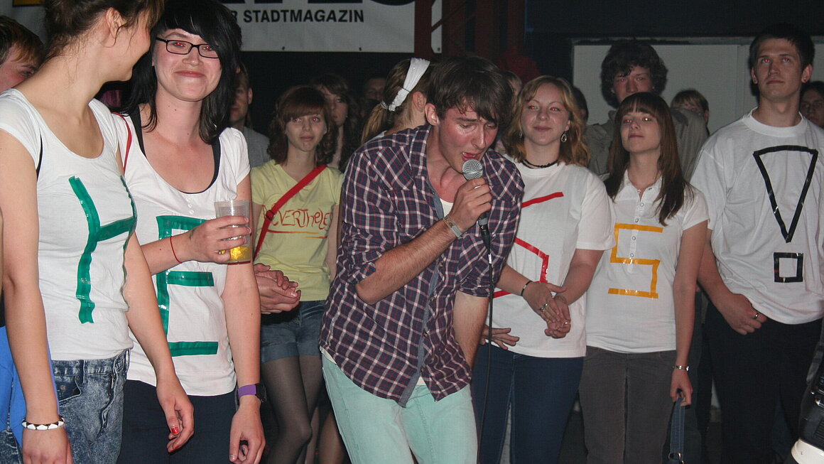 Teilnehmer vom talenterstärker beim Singen in Mitten von Fans