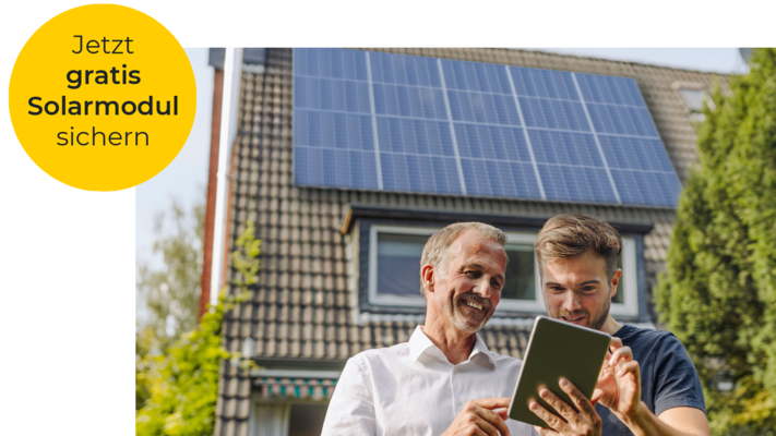 Zwei Männer stehen vor einem Haus mit Solaranlage und schauen auf ein Tablet.