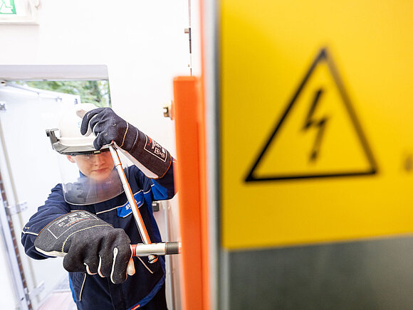 Elektroniker Auszubildender bei der Arbeit