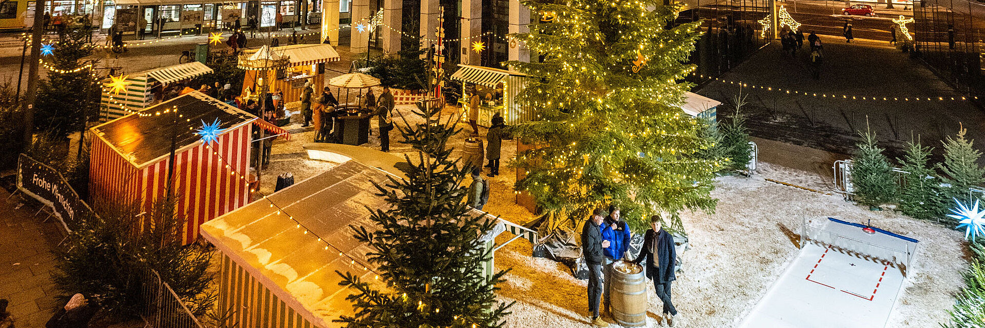 Blick auf den SWM Weihnachtsmarkt von oben mit Blauen Bock im Hintergrund