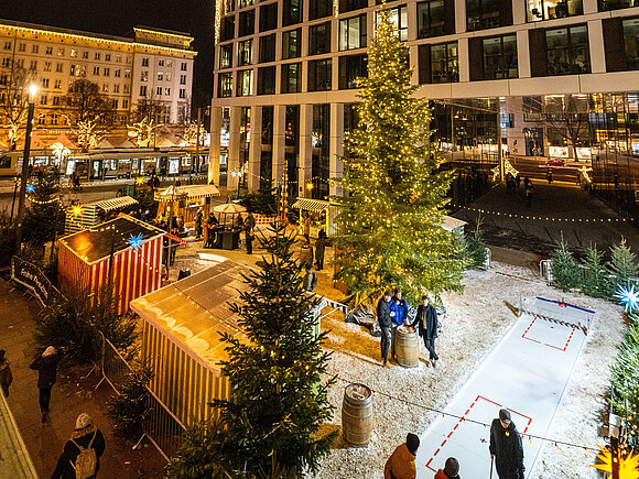 Blick auf den SWM Weihnachtsmarkt von oben mit Blauen Bock im Hintergrund