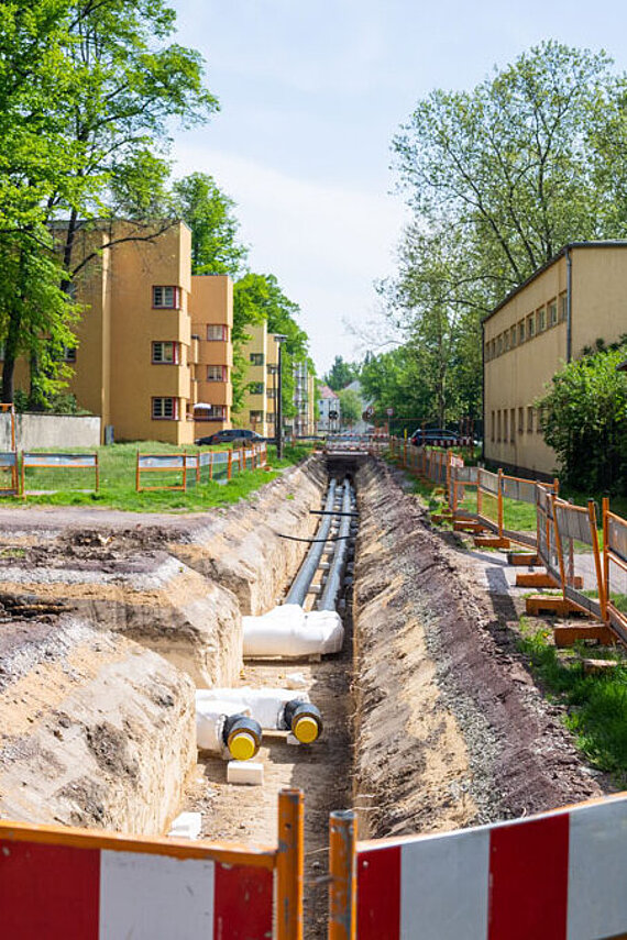 Die Baustelle der Fernwärmetrasse in der Magdeburger Beimssiedlung in eingezäunt. Erste Leitungen sind schon verlegt