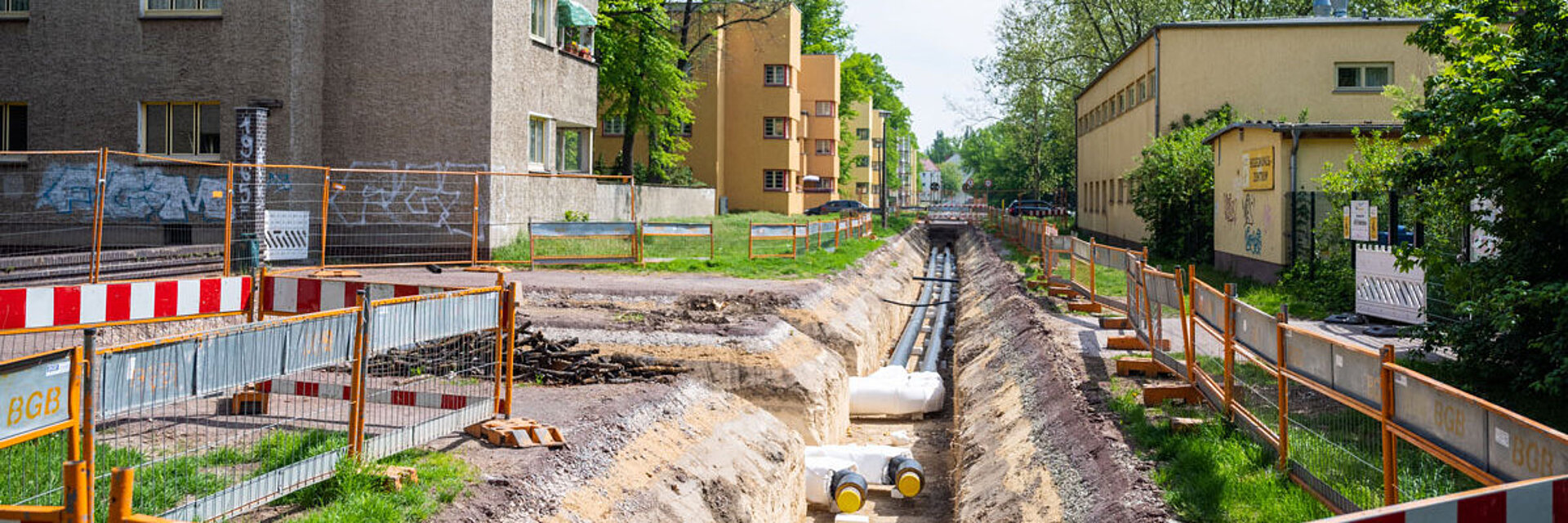 Die Baustelle der Fernwärmetrasse in der Magdeburger Beimssiedlung in eingezäunt. Erste Leitungen sind schon verlegt