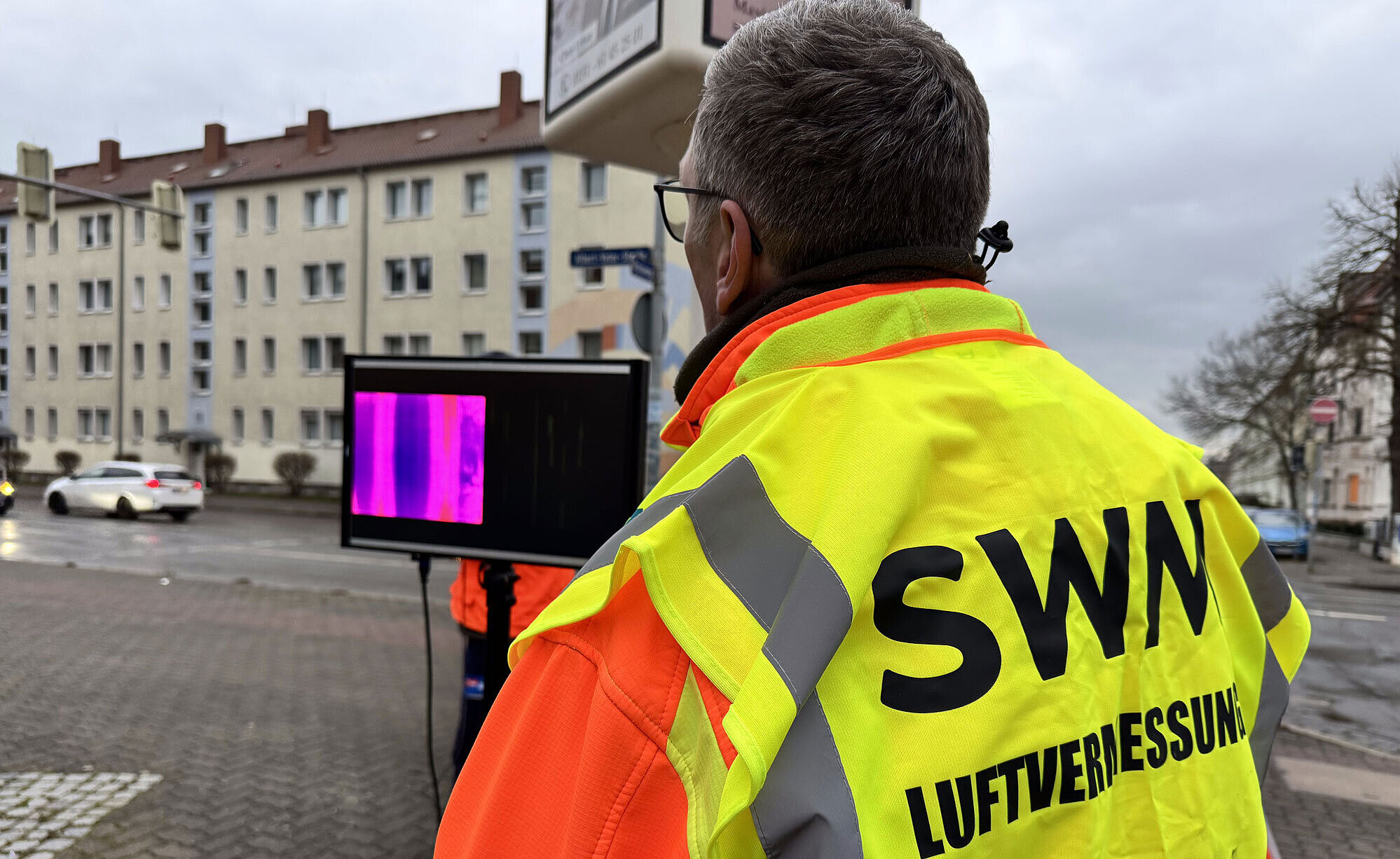 SWM Mitarbeiter blickt auf Bildschirm während eines Drohneneinsatzes