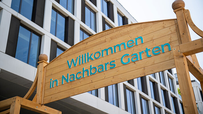 Schild "Willkommen in Nachbars Garten" vor Blauen Bock