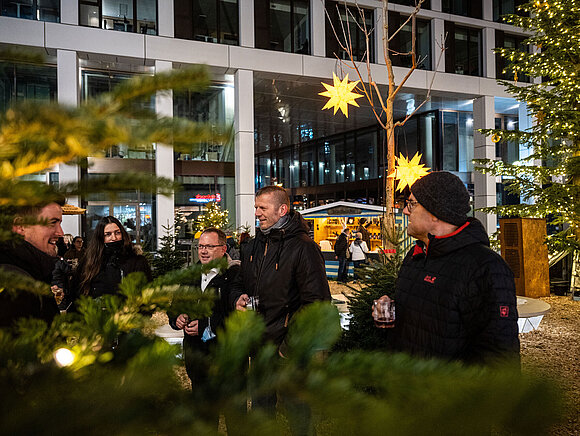 Besucher auf dem SWM Weihnachtsmarkt