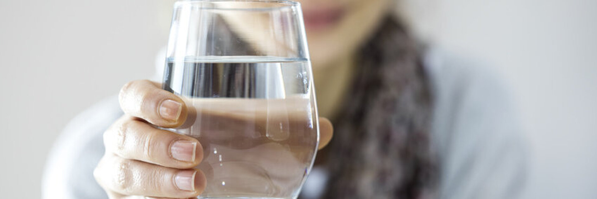 Frau mit Wasserglas