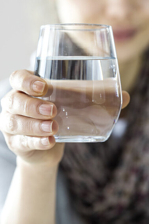 Frau mit Wasserglas